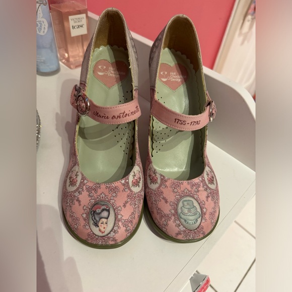 Hot Chocolate Design Chocolaticas Marie Antoinette Women's Mary Jane Pumps - Picture 4 of 13
